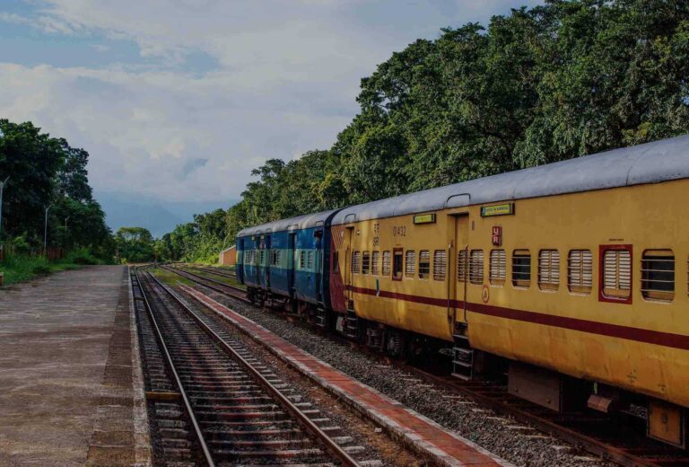 ട്രെയിനിന് സ്റ്റോപ്പില്ലാത്ത സ്ഥലത്ത് ഇറങ്ങാൻ ശ്രമിച്ചു; തൃശൂരിൽ രണ്ട് കൗമാരക്കാർക്ക് ദാരുണാന്ത്യം