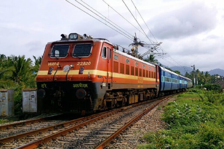 വാട്സപ്പിലൂടെ ഭക്ഷണം ഓർഡർ ചെയ്യാനുള്ള സംവിധാനവുമായി ഇന്ത്യൻ റെയിൽവേ