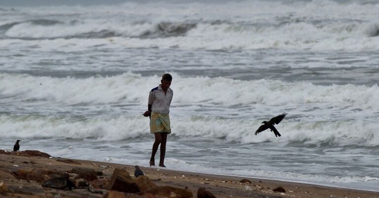 ശ​ക്ത​മാ​യ മ​ഴ​യും ക​ട​ല്‍​ക്ഷോ​ഭ​വും: ക​ണ്ണൂ​രി​ലെ ബീ​ച്ചു​ക​ളി​ലേ​ക്ക് പ്ര​വേ​ശ​നം നി​രോ​ധി​ച്ചു