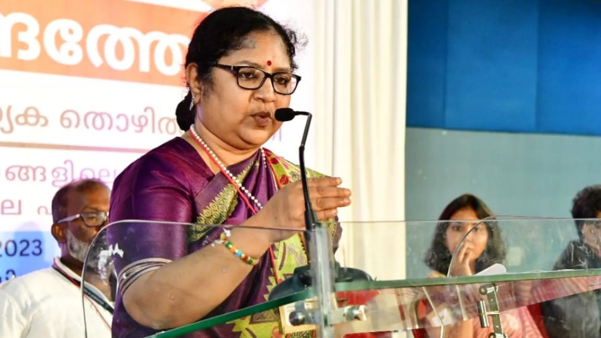 നാലുവർഷ ബിരുദ പരീക്ഷാ ഫീസ് വർധന പുനഃപരിശോധിക്കാൻ നിർദേശം നൽകി മന്ത്രി
