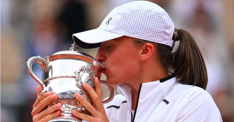 ജസ്റ്റിൻ ഹെനിനുശേഷം ഇതാദ്യം, ഇഗ സ്യാതെക്ക് ഫ്രഞ്ച് ഓപ്പൺ കിരീടം നിലനിർത്തി