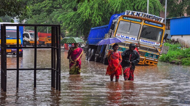 1996നു ​ശേ​ഷമുള്ള കനത്ത മഴ : ചെന്നൈയും സമീപ ജില്ലകളും വെള്ളക്കെട്ടിൽ, വിമാനങ്ങൾ വൈകുന്നു; ആ​റ് ജി​ല്ല​ക​ളി​ലെ സ്‌​കൂ​ളു​ക​ള്‍​ക്ക് അ​വ​ധി