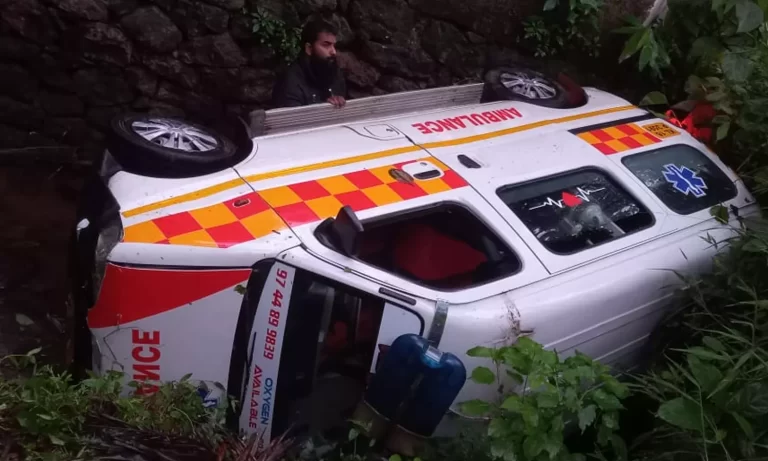 ഇടുക്കിയിൽ ആംബുലൻസ് പത്തടി താഴ്ചയുള്ള തോട്ടിലേക്ക് മറിഞ്ഞു,  രോഗി മരിച്ചു