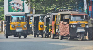 ഓട്ടം വിളിച്ച കുടുംബത്തെ ആക്ഷേപിച്ചെന്ന് പരാതി; പിന്നാലെ ഓട്ടോ ഡ്രൈവറുടെ ലൈസൻസ് സസ്പെൻഡ് ചെയ്തു