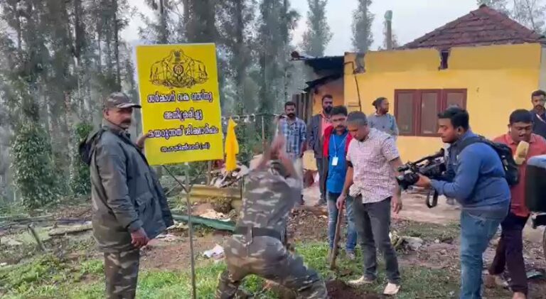 മൂ​ന്നാ​റി​ൽ ആ​ന​യി​റ​ങ്ക​ൽ-​ചി​ന്ന​ക്ക​നാ​ൽ മേ​ഖ​ല​യി​ലെ കൈ​യേ​റ്റ​ങ്ങ​ൾ ഒ​ഴി​പ്പി​ക്കു​ന്നു