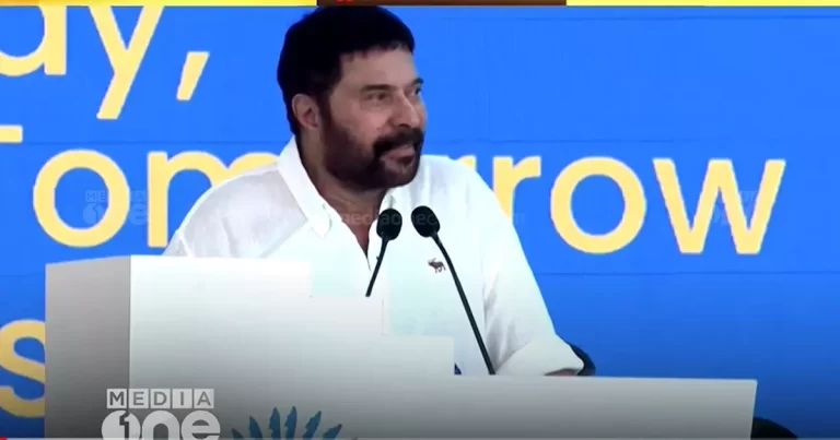 നമ്മൾ ഒന്നായി സ്വപ്‌നം കണ്ടതാണ് ഇന്നത്തെ കേരളം, ലോകം ആദരിക്കുന്ന ജനതയായി നാം മാറട്ടെ: മമ്മൂട്ടി