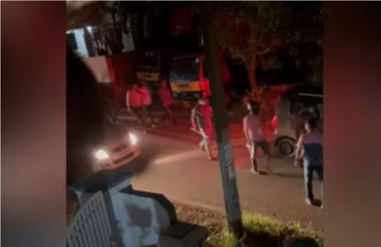 ആറ്റിങ്ങലില്‍ സിപിഎം നേതാവിന്റെയും സഹോദരിയുടെയും വീട് കോണ്‍ഗ്രസ് എറിഞ്ഞ് തകര്‍ത്തു
