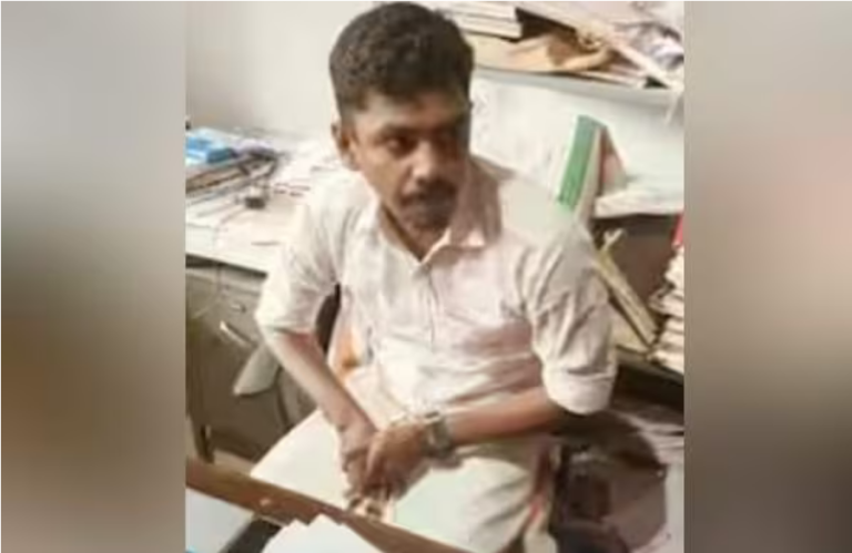 ലൈഫ് മിഷൻ പദ്ധതിയിൽ കൈക്കൂലി  വാങ്ങുന്നതിനിടെ വില്ലേജ് എക്സ്റ്റെൻഷൻ ഓഫീസർ പിടിയിൽ