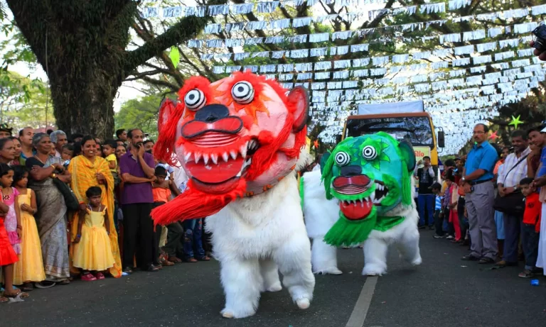 ‘ഗവര്‍ണറും തൊപ്പിയും’ നാടകം വിലക്കിയ ഉത്തരവ് പിന്‍വലിക്കണം; കൊച്ചി സബ്കലക്ടര്‍ക്കെതിരെ ഡിവൈഎഫ്‌ഐയുടെ ബാനര്‍