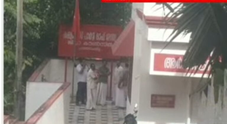 സിപിഐ പത്തനംതിട്ട ജില്ലാ കമ്മിറ്റി ഓഫീസ് പൂട്ടി എപി ജയന്റെ അനുകൂലിയായ ഓഫീസ് സെക്രട്ടറി പോയി