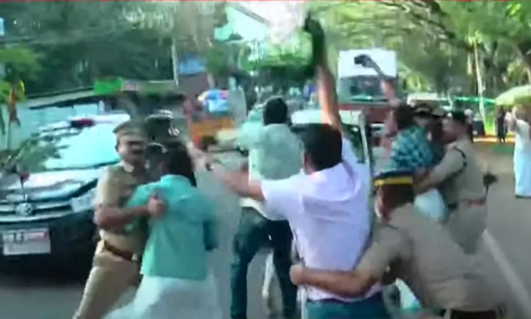 മലപ്പുറത്ത് മുഖ്യമന്ത്രിക്ക് നേരെ യൂത്ത് കോൺ​ഗ്രസിന്റെ കരിങ്കൊടി പ്രതിഷേധം