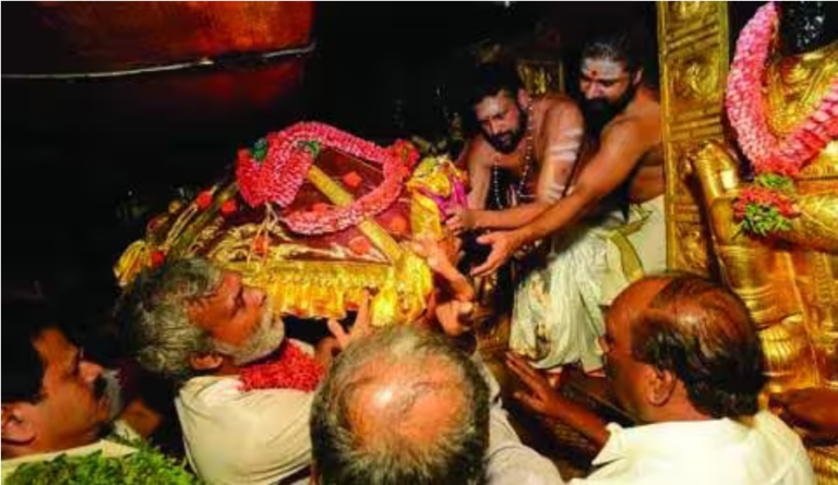 മകരജ്യോതിക്കൊരുങ്ങി ശബരിമല;  തിരുവാഭരണ ഘോഷയാത്ര ആറുമണിയോടെ സന്നിധാനത്തെത്തും