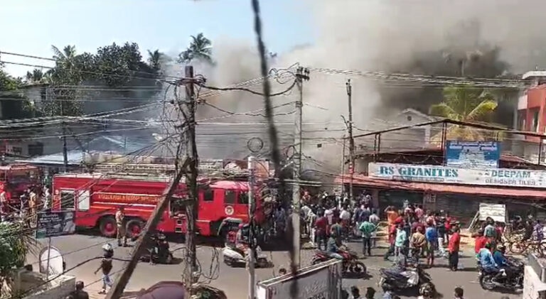 കൊ​ല്ലം കാ​വ​നാ​ട് ഹാ​ർ​ഡ്‌​വെ​യ​ർ സ്ഥാ​പ​നത്തി​ൽ തീ ​പി​ടി​ത്തം