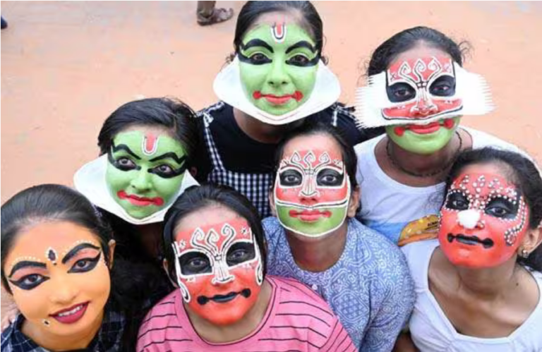 സംസ്ഥാന സ്കൂൾ കലോത്സവം:  കണ്ണൂർ മുന്നിൽ, കോഴിക്കോടും പാലക്കാടും ഒപ്പത്തിനൊപ്പം