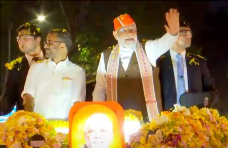 കൊച്ചിയില്‍ പ്രധാനമന്ത്രിയുടെ റോഡ് ഷോ; പുഷ്പവൃഷ്ടിയുമായി പ്രവര്‍ത്തകര്‍