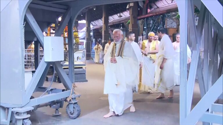 മുഖ്യകാർമ്മികന്റെ റോളിൽ വരണമാല്യം എടുത്തുനൽകി പ്രധാനമന്ത്രി, സുരേഷ്‌ഗോപിയുടെ മകളുടെ വിവാഹത്തിൽ സൂപ്പർ താരനിര ഒഴുകിയെത്തി