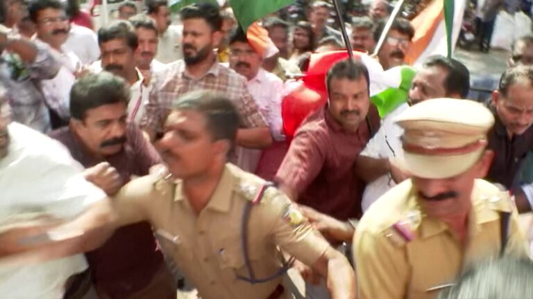 സ​ർ​ക്കാ​ർ ജീ​വ​ന​ക്കാ​രു​ടെ പ​ണി​മു​ട​ക്ക് : സെ​ക്ര​ട്ട​റി​യ​റ്റി​നു മു​ന്നി​ൽ പ്ര​തി​ഷേ​ധ​ക്കാ​രും ഇ​ട​ത് സം​ഘ​ട​ന പ്ര​വ​ർ​ത്ത​ക​രും ത​മ്മി​ൽ  സം​ഘ​ർഷം
