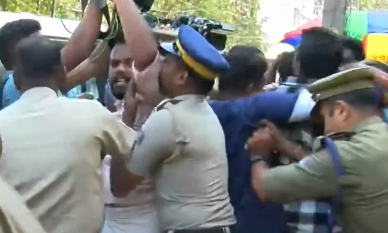 ക്ഷീണിച്ചുവരുന്ന ഗവർണറെ മോര്, കയ്യിൽ സംഭാരവുമായി എസ്എഫ്ഐ പ്രതിഷേധം