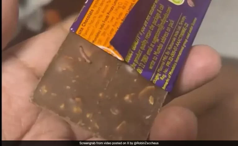 ഡയറി മില്‍ക്കില്‍ ഇഴയുന്ന പുഴു; മാപ്പുചോദിച്ച് കാഡ്ബറി