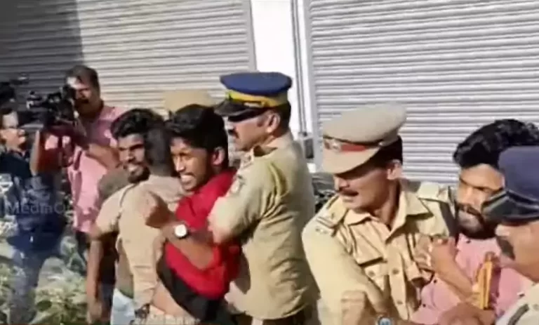 ഗവർണർക്കെതിരെ വീണ്ടും എസ്എഫ്ഐയുടെ കരിങ്കൊടി പ്രതിഷേധം