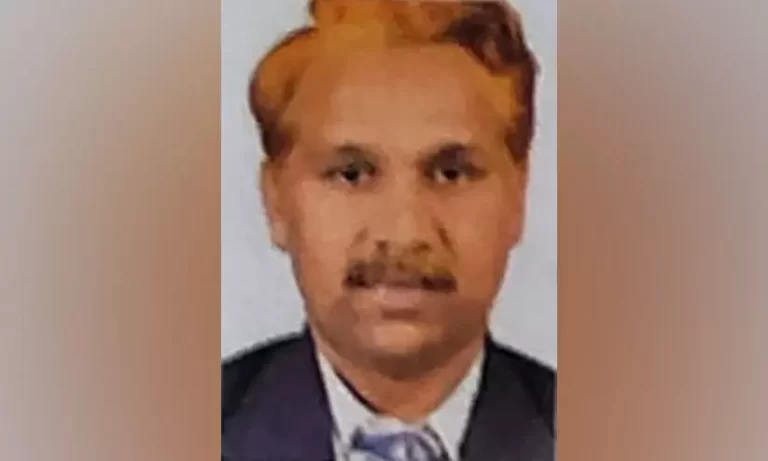 ഹാർട്ട് ബീറ്ററിയാൻ നെഞ്ചിൽ പിടുത്തം, കുട്ടികളുടെ മുന്നിൽ വെച്ച് മിസിനെചുംബിക്കൽ; വാഴക്കാട്ടെ പരമഗുരുവിന്റെ പീഡനം ഇങ്ങനെ…