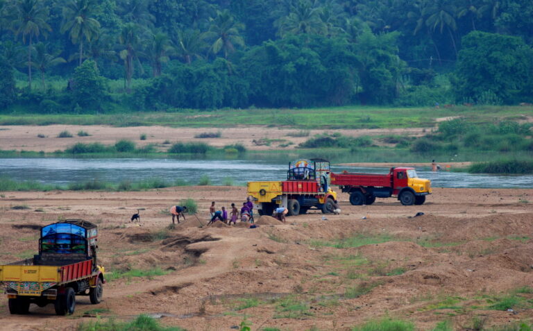 മൂന്നു നദികളിൽ നിന്നും മണൽവാരൽ തുടങ്ങും, പ്രതീക്ഷിക്കുന്നത് 200 കോടി വരുമാനം