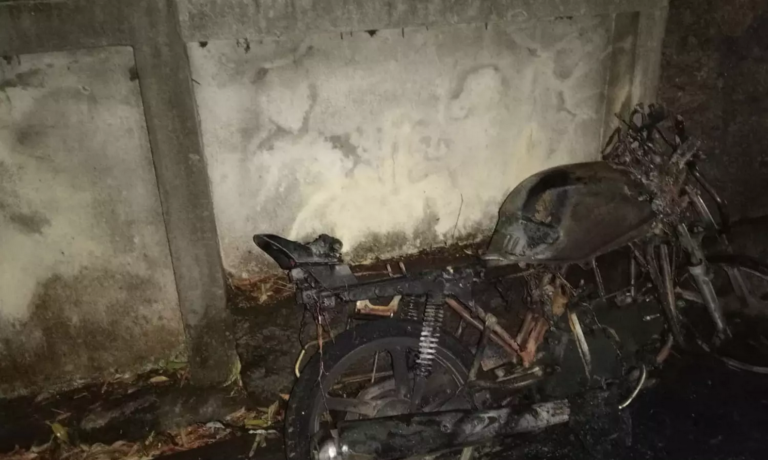 ഇലക്ട്രിക് പോസ്റ്റിൽ ഇടിച്ച ബൈക്കിന് തീ പിടിച്ച് കോഴിക്കോട് രണ്ടുപേർ മരിച്ചു