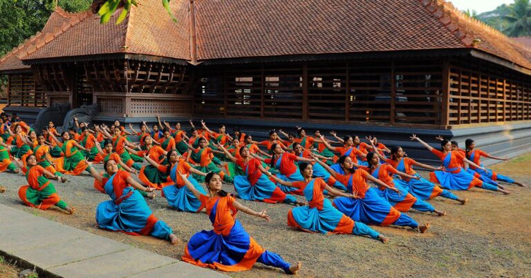 ഇനി ആണ്‍കുട്ടികള്‍ക്കും മോഹിനിയാട്ടം പഠിക്കാം; ചരിത്ര തീരുമാനവുമായി കലാമണ്ഡലം ഭരണസമിതി