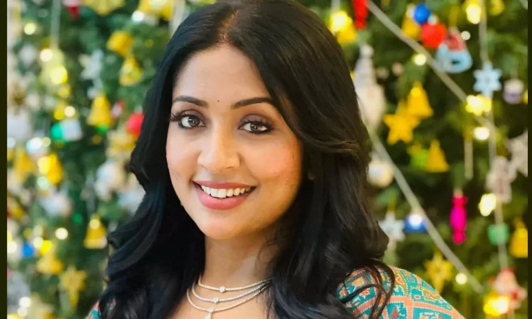 അക്കാദമിക്  നേട്ടങ്ങൾ ഇല്ലെങ്കിലും കുട്ടികൾ കാമ്പസിൽ ജീവനോടെ ഇരിക്കണം ; കേരള സർവകലാശാല കലോത്സവ വേദിയിൽ നവ്യാനായർ 