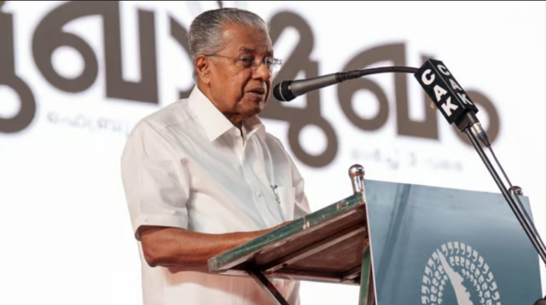 ‘ആരെയും നിര്‍ബന്ധിപ്പിച്ച് കൈയടിപ്പിക്കേണ്ട’; അനൗണ്‍സറെ തിരുത്തി മുഖ്യമന്ത്രി
