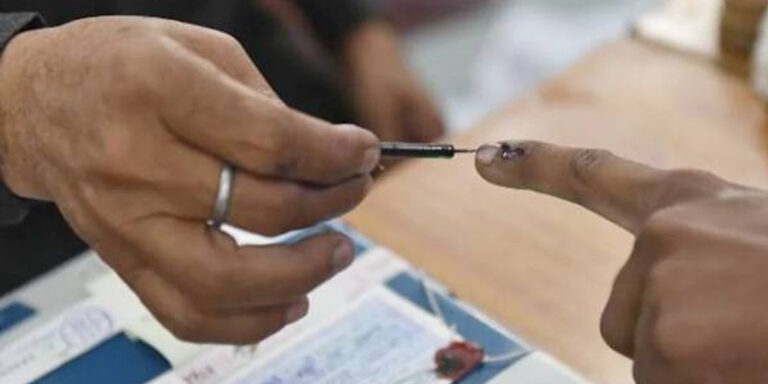 ആളുമാറി വോട്ട് ചെയ്ത സംഭവം : 6 പേർക്ക് സസ്പെൻഷൻ, നടപടി കണ്ണൂരും കോഴിക്കോട്ടും