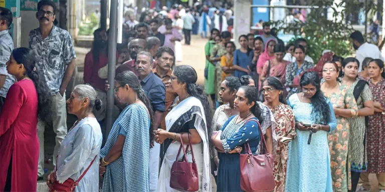 ലോക്‌സഭാ തെരഞ്ഞെടുപ്പ്‌ ; രണ്ടാം ഘട്ടത്തിൽ 61 ശതമാനം പോളിങ്‌, യുപിയിൽ 52.74 ശതമാനം മാത്രം പോളിങ്