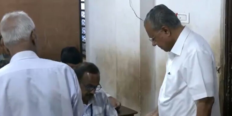 വീട്ടിൽ നിന്ന് നടന്ന് ബൂത്തിലേക്ക്, ഭാര്യക്കും  മകൾക്കുമൊപ്പം  വരി നിന്ന് വോട്ട് ചെയ്ത് മുഖ്യമന്ത്രി