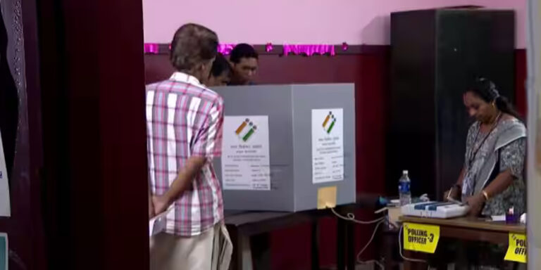 മോക് പോളിങ്ങിൽ നാലിടത്ത് മെഷീൻ തകരാറ് , കേരളം അൽപ്പ നേരത്തിനകം ബൂത്തിലേക്ക്