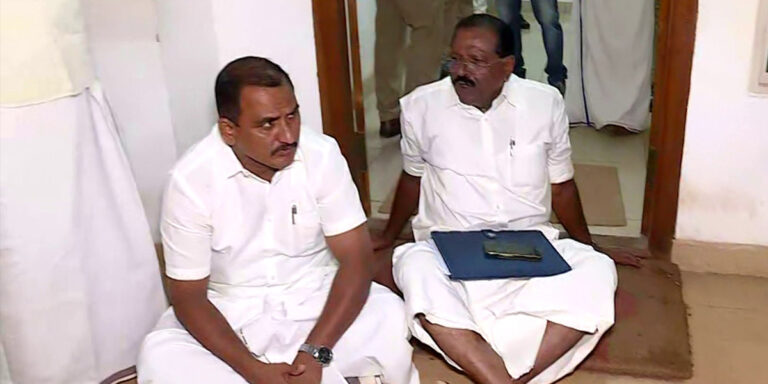 ആദ്യം വന്നിട്ടും ടോക്കൺ നൽകാതെ അവഗണിച്ചു, കളക്ട്രേറ്റിൽ കുത്തിയിരിപ്പുസമരവുമായി രാജ്‌മോഹൻ ഉണ്ണിത്താൻ