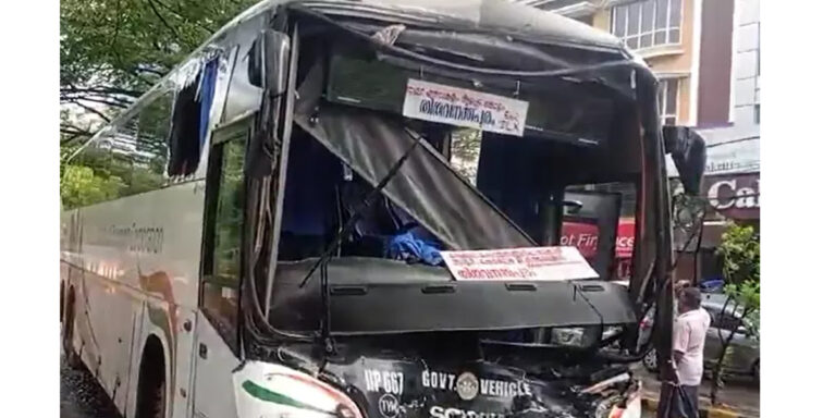 കെഎസ്ആർടിസി ബസുകൾക്കിടയിൽ ബൈക്ക് കുടുങ്ങി, എറണാകുളത്ത് രണ്ടുപേർ മരിച്ചു