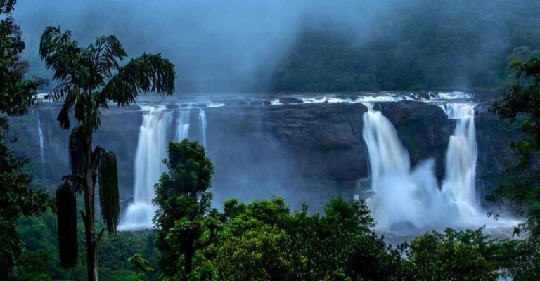 മഴ തുടരുന്നു, അതിരപ്പിള്ളി അടച്ചു, പൊന്മുടിയിലേക്കും ഗവിയിലേക്കും സഞ്ചാരികള്‍ക്ക് നിയന്ത്രണം