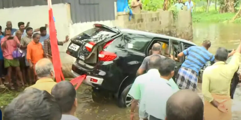 ഗൂഗിൾ മാപ്പ് നോക്കി സഞ്ചരിച്ച വിനോദസഞ്ചാരികളുടെ കാർ തോട്ടിൽ വീണു, യാത്രക്കാർ സുരക്ഷിതർ 