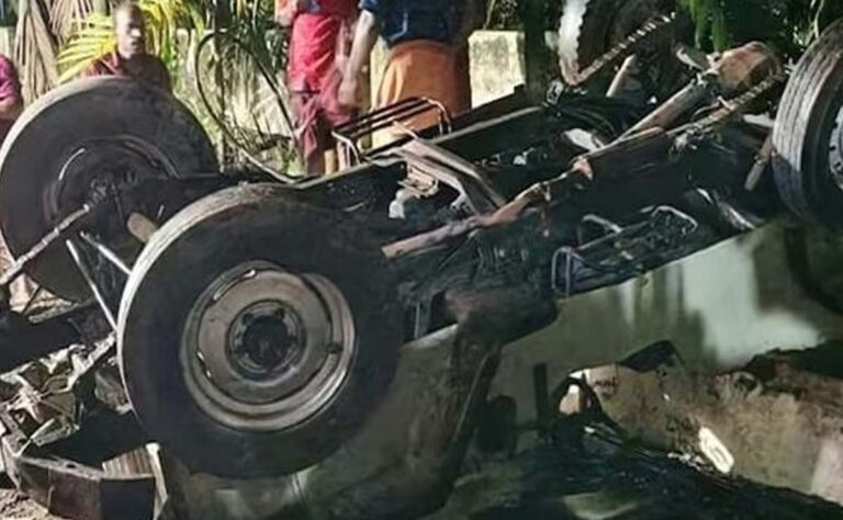 തടി ലോറിയിലിടിച്ച് ജീപ്പ് തലകീഴായി മറിഞ്ഞു ; യുവാവിന് ദാരുണാന്ത്യം