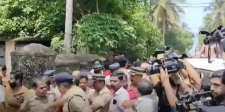 മുതലപ്പൊഴിയിൽ കേന്ദ്രമന്ത്രി ജോർജ് കുര്യനെതിരെ കോൺ​ഗ്രസ് പ്രതിഷേധം