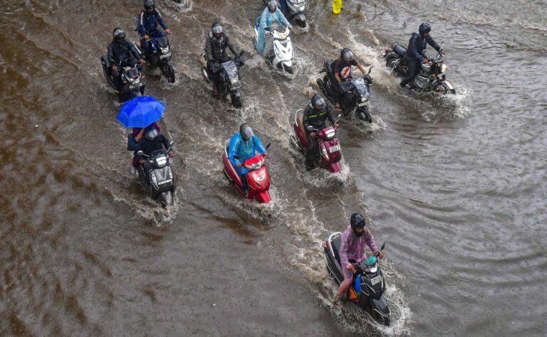 മുംബൈയിൽ കനത്ത മഴയും വെള്ളക്കെട്ടും ; റെഡ് അലർട്ട്