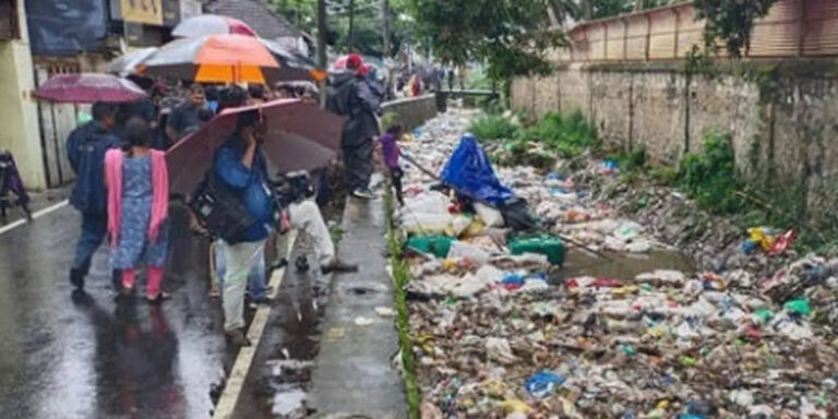 ആമയിഴഞ്ചാൻ തോട്ടിൽ മാലിന്യ നിക്ഷേപം :  9 പേരെ വാഹനമടക്കം പിടികൂടി തിരുവനന്തപുരം കോർപറേഷൻ 