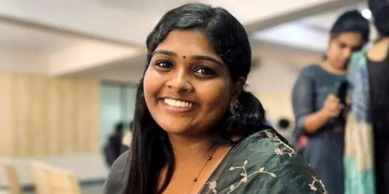 എസ്എഫ്ഐ നേതാവ്‌ അനഘ പ്രകാശ്‌ വാഹനാപകടത്തിൽ മരിച്ചു