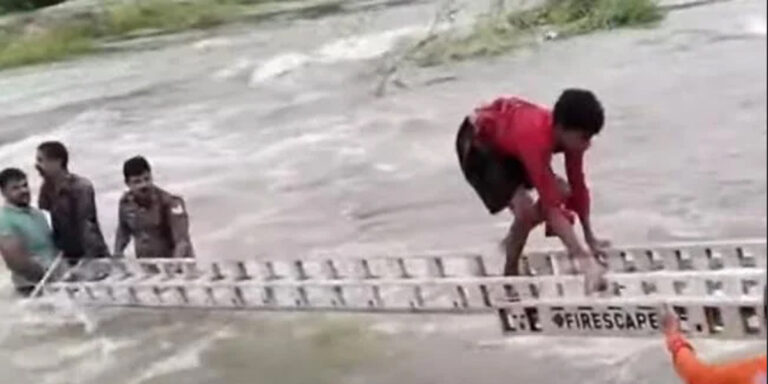 ചി​റ്റൂ​ര്‍ പു​ഴ​യി​ല്‍ കു​ട്ടി​ക​ള്‍ കു​ടു​ങ്ങി; മൂ​വ​രെ​യും അ​ഗ്നി​ര​ക്ഷാ​സേ​ന ര​ക്ഷ​പ്പെ​ടു​ത്തി