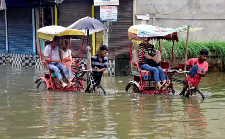 പ്രളയക്കെടുതി : അസമിൽ മരിച്ചവരുടെ എണ്ണം 72 ; മുംബൈയിൽ റെഡ് അലർട്ട്