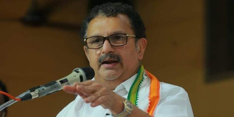 കോണ്‍ഗ്രസ് കോണ്‍ക്‌ളേവിനുള്ള ക്ഷണം തള്ളി, വട്ടിയൂര്‍ക്കാവില്‍ നിന്നുമാറാതെ മുരളീധരന്‍