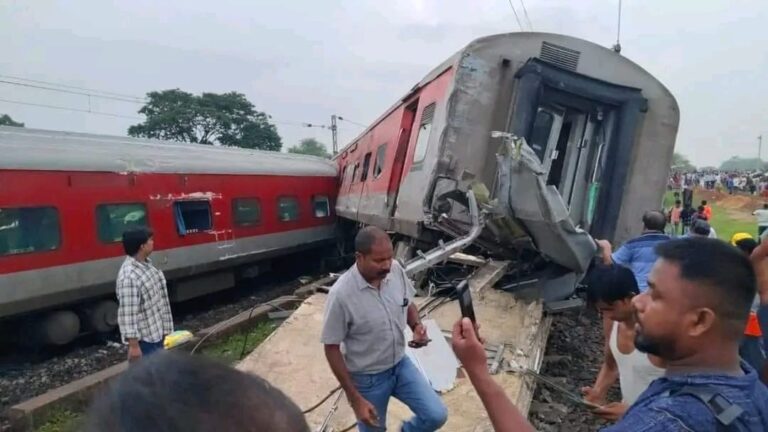 ജാ​ർ​ഖ​ണ്ഡി​ൽ ട്രെ​യി​ൻ പാ​ളം തെ​റ്റി; ര​ണ്ട് പേ​ർ മ​രി​ച്ചു; നി​ര​വ​ധി പേ​ർ​ക്ക് പ​രി​ക്ക്