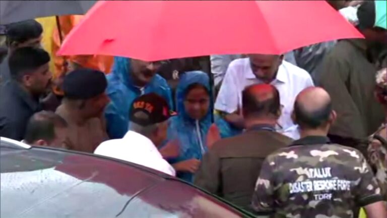 മുഖ്യമന്ത്രി ചൂരൽ മലയിലെ ദുരന്തഭൂമിയിൽ
