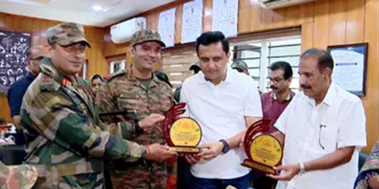 സല്യൂട്ട് , വയനാട് ദൗത്യസംഘത്തിലെ ആദ്യബാച്ച് സൈനികര്‍ക്ക് കലക്ട്രേറ്റില്‍ കേരളത്തിന്റെ വികാരനിര്‍ഭരമായ യാത്രയയപ്പ്