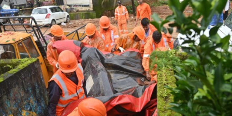 വയനാട് ഉരുൾപൊട്ടൽ ; സൂചിപ്പാറ ആനക്കാപ്പിൽനിന്നും  നാല് മൃതദേഹങ്ങൾ കണ്ടെത്തി